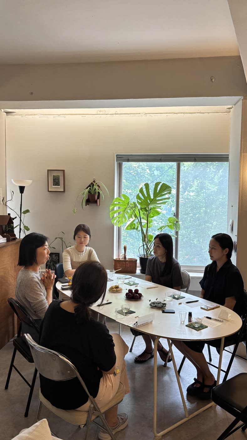여섯 명이 둘러앉은 찻자리