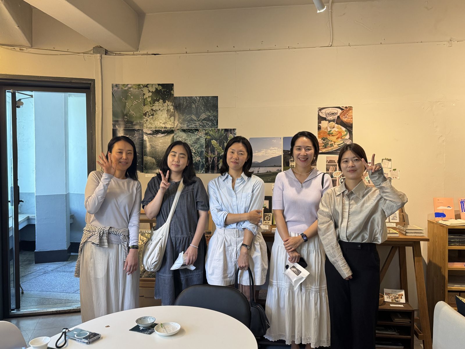 여섯 명이 나란히 선 단체사진