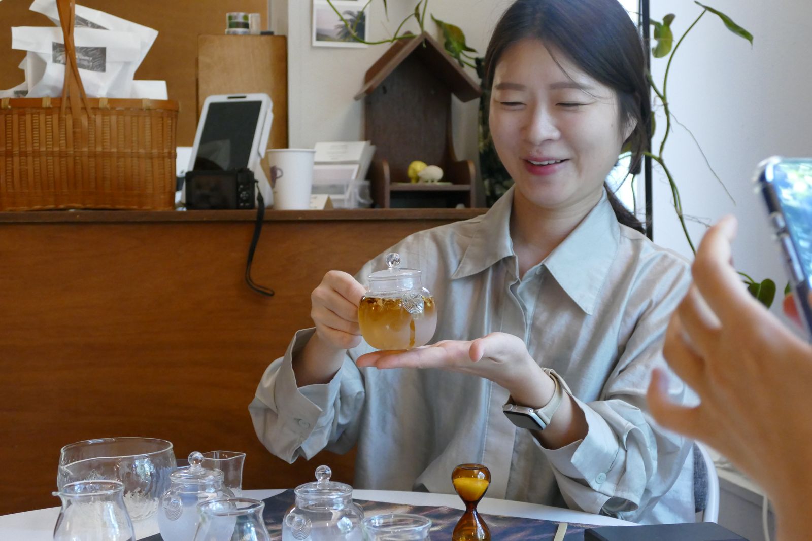 찻잔을 들고 웃는 티 소믈리에 티아라
