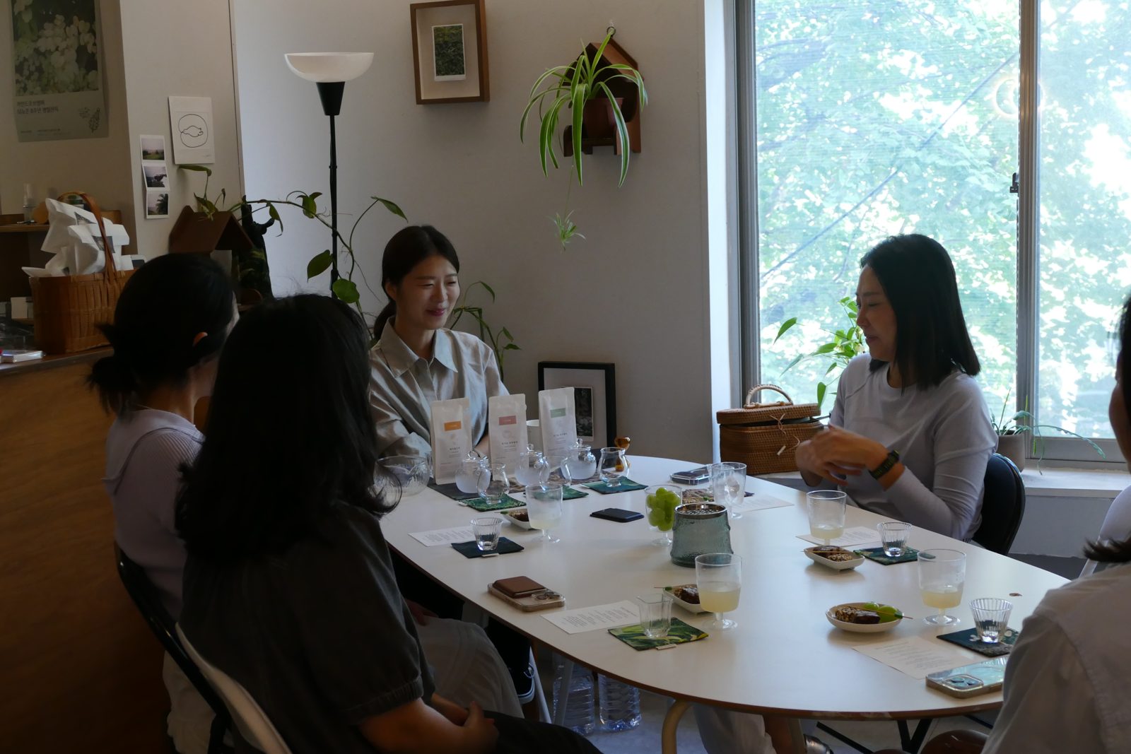 네 번째 자리 — 창가 오벌 테이블에 둘러앉은 엄마들