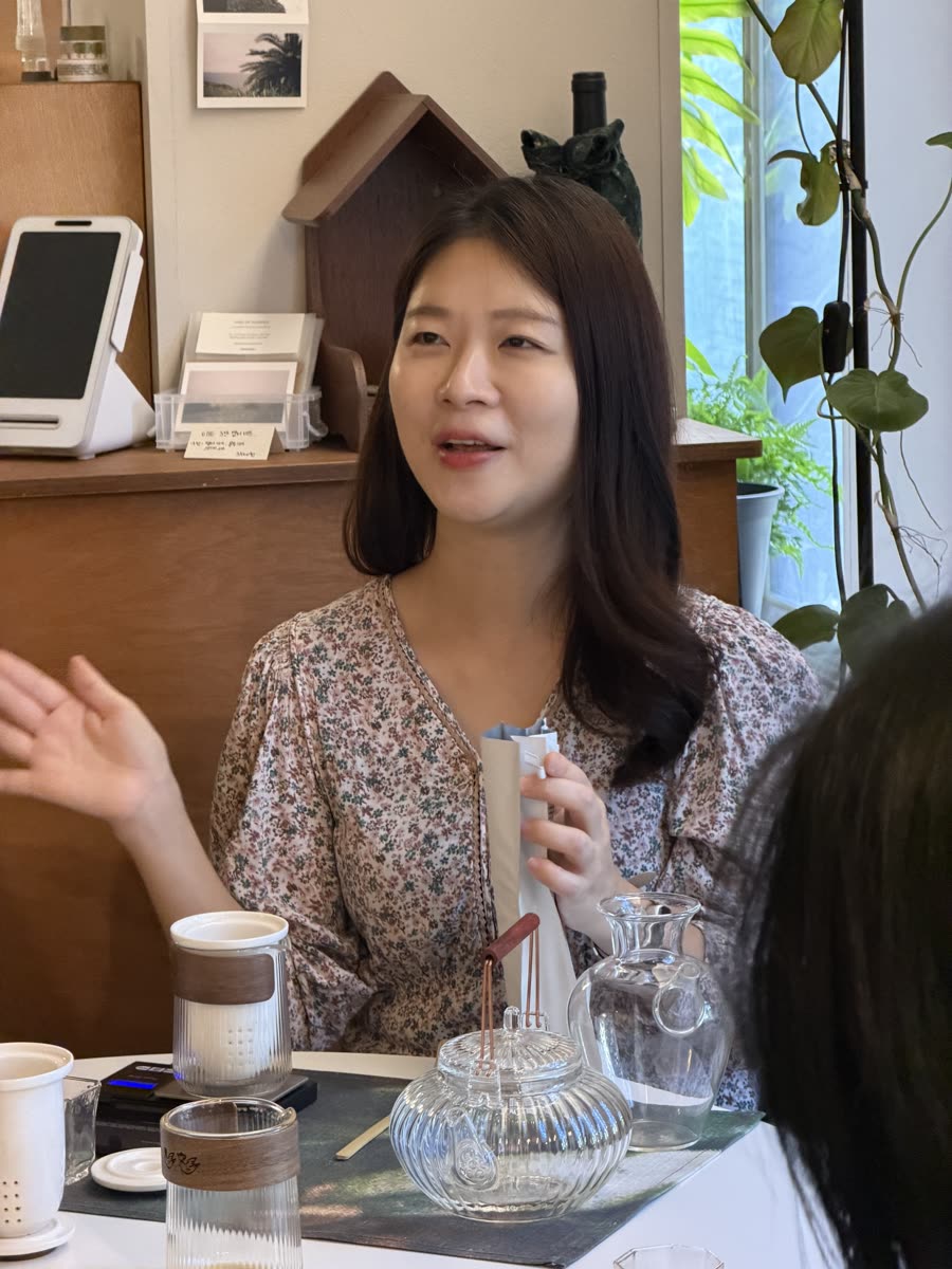 차를 내리며 이야기하는 티아라