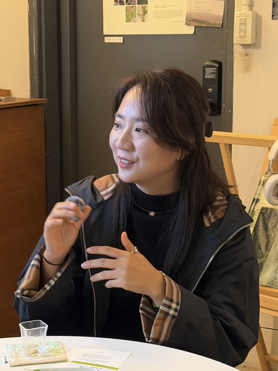 웃으며 이야기하는 엄마